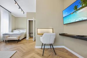a bedroom with two beds and a white chair at The Shine - Premium Studio-HBF-Messe-Bürgerweide-CityGate-ÖVB Arena in Bremen