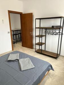1 dormitorio con cama azul y estante en Studio Bleu Cosy à Dar Lili Djerba en Mezraya