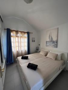 Un dormitorio con una cama grande con dos bolsas negras. en Casa Ucraniana Wi-Fi fibra, en Costa Calma