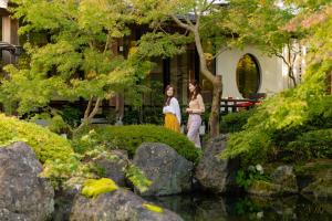 Giardino di Hotel Hoho "A hotel overlooking the Echigo Plain and the Yahiko mountain range" formerly Hotel Oohashi Yakata-no-Yu