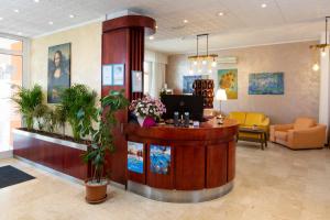 una hall con reception in un salone di Hotel Ravello da Lorenzo e Moira Adults only a Rimini