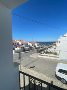 uma vista a partir de uma varanda de um parque de estacionamento em Alojamento Sudoeste na Zambujeira do Mar