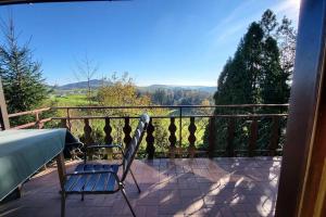 un patio con tavolo e sedie sul balcone. di Cottage Alpenblick a Gramastetten