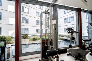 einen Fitnessraum mit Blick auf ein Gebäude in der Unterkunft Friendship House (Southwark) in London