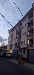 ein großes Apartmenthaus an der Ecke einer Straße in der Unterkunft SGH Furnished Studio Homes South B Nairobi in Nairobi