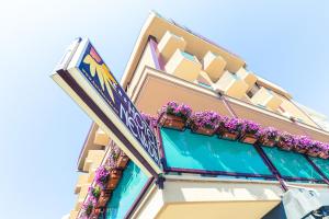- un bâtiment avec un balcon fleuri dans l'établissement Hotel Nevada, à Bellaria-Igea Marina