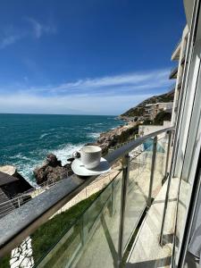 En balkon eller terrasse på Paradise beachfront view