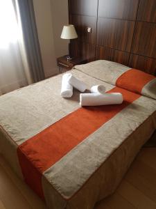 Una cama con dos toallas encima. en Résidence Sénior Villa Sully Seynod-Annecy, en Annecy