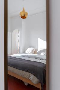 Posteľ alebo postele v izbe v ubytovaní Superbe appart, central, petit balcon & vue Place