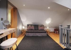 una camera con un letto con due cuscini di Lickfold Manor - Luxury home with swimming pool a Lurgashall