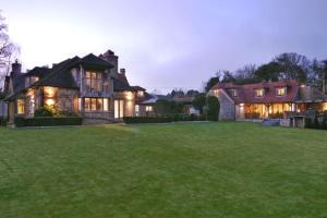 una grande casa con un prato davanti di Lickfold Manor - Luxury home with swimming pool a Lurgashall