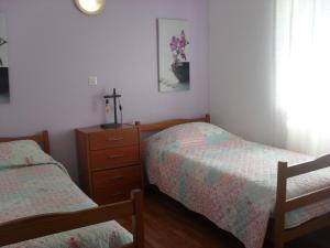 a bedroom with two twin beds and a dresser at Monte dos Sabores in Lagos