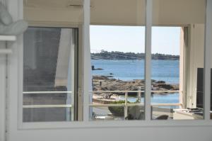 una finestra con vista sull'oceano da una casa di Votre VUE, La MER, Les Bateaux !!! wir sprechen flieBen deutsch, Touristentipps, we speak English a Concarneau