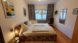 Schlafzimmer mit einem Bett und einem Fenster in der Unterkunft *Weigelt - Ferienwohnung Issy in Greetsiel