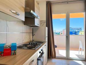 eine Küche mit einem Herd oberer Ofen neben einem Fenster in der Unterkunft Studio in San Michele al Tagliamento 42856 in San Michele al Tagliamento