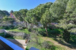 balkon z widokiem na ogród w obiekcie Studio St Jean à Roquebrune, proche Menton et Monaco w mieście Roquebrune-Cap-Martin