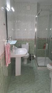 La salle de bains est pourvue de toilettes, d'un lavabo et d'une douche. dans l'établissement CASA SANTO a 2 minutos de la playa a pié y parking gratuito, à Cala del Moral