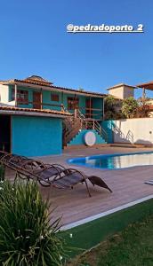 una casa con piscina al lado de un edificio en Pedra do Porto Buzios, en Búzios