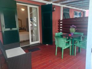 a patio with a table and chairs on a porch at Curpi de Ma in Bonassola