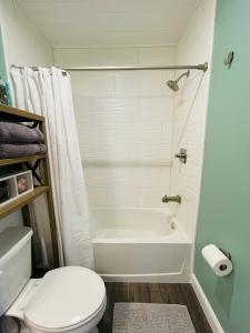 Vannituba majutusasutuses Coastal Chic Suite with Kitchenette and Private Entrance +7 fotot