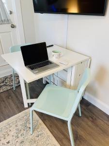 białe biurko z laptopem i krzesłem w obiekcie Coastal Chic Suite with Kitchenette and Private Entrance w mieście Saint Petersburg