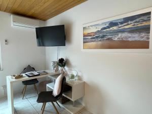 a room with a desk and a painting on the wall at Wohnen beim Brotsommelier - Holzmichel in Darmstadt