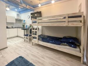 2 Etagenbetten in einem Zimmer mit Küche in der Unterkunft Solne Apartamenty Luna in Wieliczka