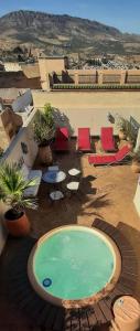 een patio met stoelen en een zwembad in een gebouw bij Dar Abdesalam in Fès