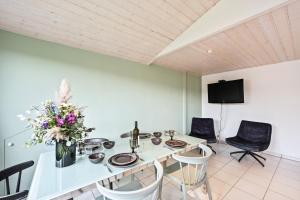 a dining room with a white table and chairs at Sali Homes - SchaefersNest in Obersulm