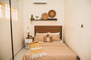 מיטה או מיטות בחדר ב-Exquisite 2 Bedroom Apartment in Lekki phase 1