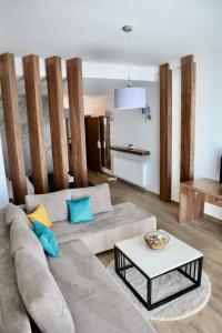uma sala de estar com um sofá e uma mesa em PS Apartments em Ohrid