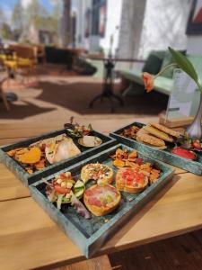 een tafel met verschillende dienbladen eten erop bij Hotel Nieuw Antiek in Helden