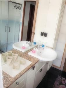 W łazience znajduje się umywalka i lustro. w obiekcie B&B Il Giardino Delle Fate w mieście Lecco