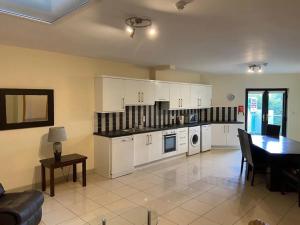 Кухня або міні-кухня у Elegant Rooms and Suites in Knock