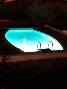 una grande piscina in un cortile posteriore di notte di Chambres d'hôtes Marylou a Valensole