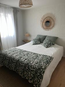 um quarto com uma cama e um espelho na parede em Chambres d'hôtes Marylou em Valensole