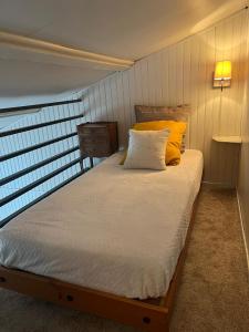 um quarto com uma cama grande e almofadas amarelas em Chambres d'hôtes Marylou em Valensole