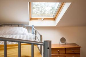 een slaapkamer met een bed en een raam bij 3-Bed Lodge with direct access to the Tarka trail in Great Torrington