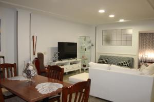 ein Wohnzimmer mit einem Sofa und einem Tisch in der Unterkunft Apartamento Boutique Cruce de Melenara in Melenara