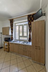 una cocina con una gran isla en una habitación en casa al mare Ippolito, en Santa Maria di Castellabate