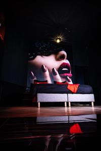 een foto van een vrouw met haar hoofd op een bed bij Suite tentation in Sorgues