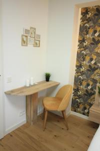 una mesa de madera y una silla en una habitación en Chambres4you, en Namur