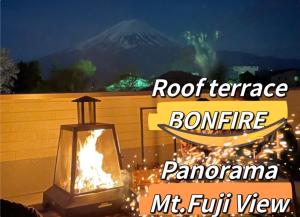 uma lanterna com uma montanha ao fundo em ヴィラ山間堂 Terrace Villa BBQ Bonfire Fuji view Annovillas em Fujikawaguchiko