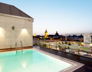 ein Pool auf dem Dach eines Gebäudes in der Unterkunft Hotel Sevilla Center in Sevilla