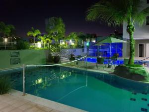 - une piscine en soirée avec un complexe dans l'établissement Apartamento Serra Park, à Rio Quente