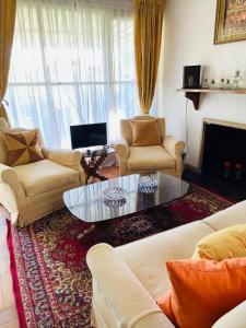 ein Wohnzimmer mit Sofas und einem Couchtisch in der Unterkunft Guest House GAAM Las Condes in Santiago