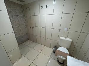 uma casa de banho com um WC e um chuveiro em Vitória Hotel - Guaíra PR em Guaíra