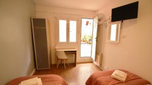 Televízia a/alebo spoločenská miestnosť v ubytovaní Paraiso Hostel