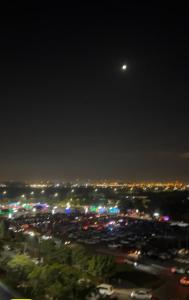 una vista de una ciudad por la noche con una luna en الجاده, en Sharjah