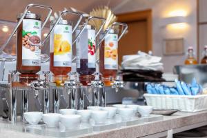 a counter with cups and bottles on top at Villa rosa in Loano